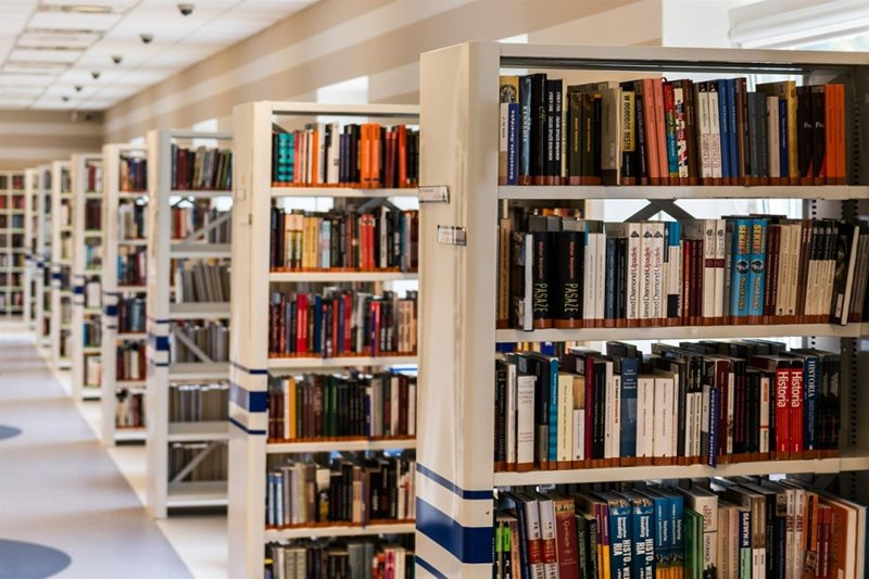 Vážení čtenáři, informujeme, že pobočka knihovny bude po rekonstrukci otevřena v pondělí 8. 4. 2024 od 13:00 hod. a pak dále ve svých standardních provozních dnech a hodinách.